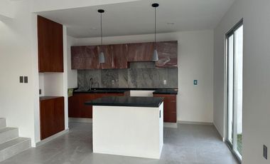 Casa en RENTA con recamara en planta baja en Lomas de la Rioja