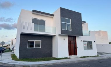 Casa en RENTA con recamara en planta baja en Lomas de la Rioja