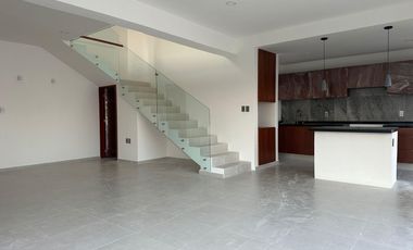 Casa en RENTA con recamara en planta baja en Lomas de la Rioja