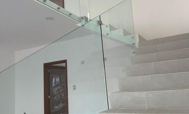 Casa en RENTA con recamara en planta baja en Lomas de la Rioja