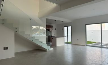 Casa en RENTA con recamara en planta baja en Lomas de la Rioja