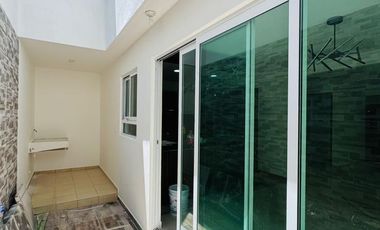 Casa con roof garden y recámara en planta baja – Fracc. privado en Coatepec