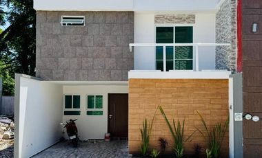 Casa con roof garden y recámara en planta baja – Fracc. privado en Coatepec