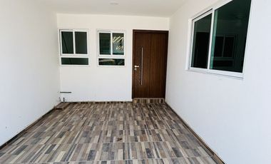 Casa con roof garden y recámara en planta baja – Fracc. privado en Coatepec