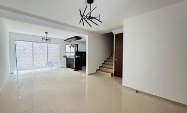 Casa con roof garden y recámara en planta baja – Fracc. privado en Coatepec