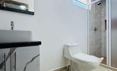 Casa con roof garden y recámara en planta baja – Fracc. privado en Coatepec