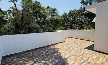 Casa con roof garden y recámara en planta baja – Fracc. privado en Coatepec