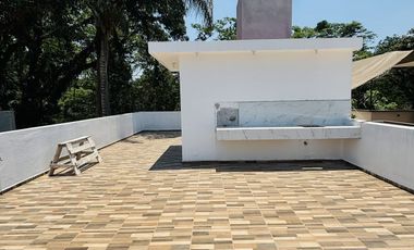 Casa con roof garden y recámara en planta baja – Fracc. privado en Coatepec