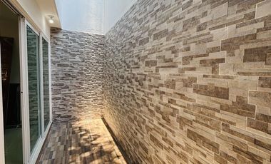 Casa con roof garden y recámara en planta baja – Fracc. privado en Coatepec