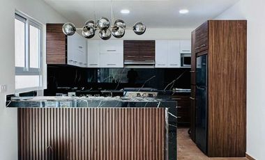 Casa con roof garden y recámara en planta baja – Fracc. privado en Coatepec