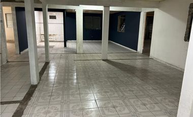 GALERA / 24 DE DICIEMBRE / 1000M2  / DOS NIVELES / 2 OFICINAS / JC
