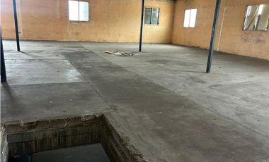 GALERA / 24 DE DICIEMBRE / 1000M2  / DOS NIVELES / 2 OFICINAS / JC