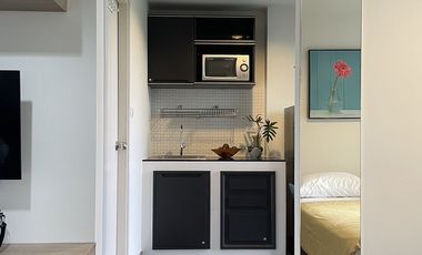 !The Trust @ BTS Erawan Fully Furnished, 14F, Pool View.