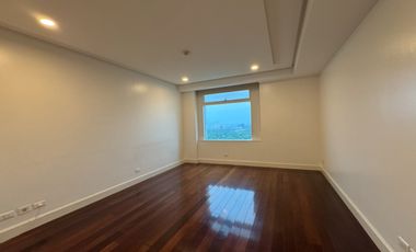 For Sale- Beautiful, well-maintained Unit at One Roxas Triangle