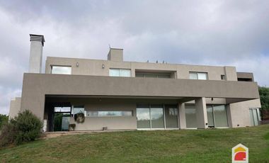 Casa en alquiler de 3 dormitorios c/ cochera en Mendiolaza