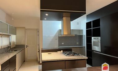 Casa en alquiler de 3 dormitorios c/ cochera en Mendiolaza