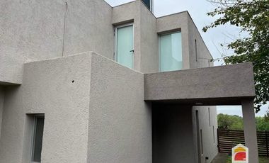 Casa en alquiler de 3 dormitorios c/ cochera en Mendiolaza