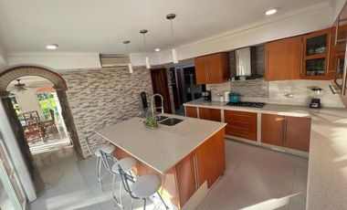 VENTA DE CASA  A LADO DE RIO CON ALBERCA, PALAPA Y  EXTENSO TERRENO
