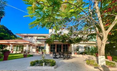 VENTA DE CASA  A LADO DE RIO CON ALBERCA, PALAPA Y  EXTENSO TERRENO