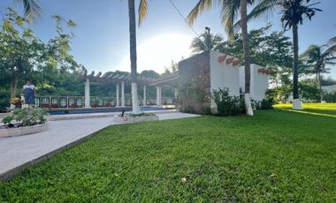 VENTA DE CASA  A LADO DE RIO CON ALBERCA, PALAPA Y  EXTENSO TERRENO