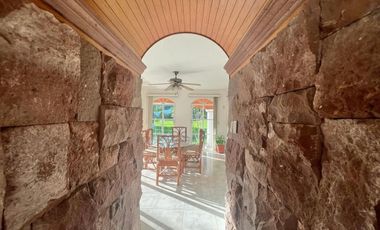 VENTA DE CASA  A LADO DE RIO CON ALBERCA, PALAPA Y  EXTENSO TERRENO