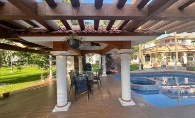 VENTA DE CASA  A LADO DE RIO CON ALBERCA, PALAPA Y  EXTENSO TERRENO