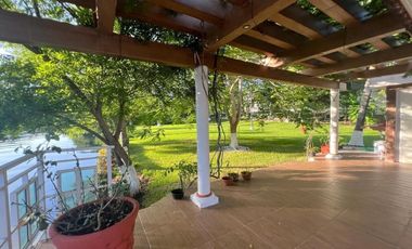 VENTA DE CASA  A LADO DE RIO CON ALBERCA, PALAPA Y  EXTENSO TERRENO