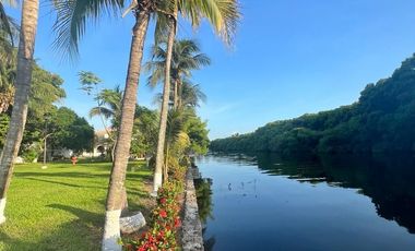 VENTA DE CASA  A LADO DE RIO CON ALBERCA, PALAPA Y  EXTENSO TERRENO