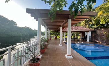 VENTA DE CASA  A LADO DE RIO CON ALBERCA, PALAPA Y  EXTENSO TERRENO