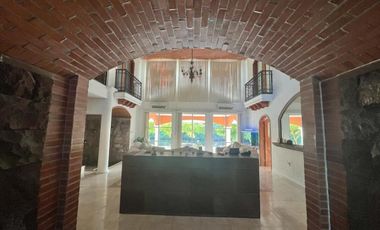 VENTA DE CASA  A LADO DE RIO CON ALBERCA, PALAPA Y  EXTENSO TERRENO