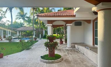VENTA DE CASA  A LADO DE RIO CON ALBERCA, PALAPA Y  EXTENSO TERRENO