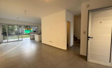 ALQUILER - Casa tipo Dúplex - 3 Dormitorios - 1 Estudio - B° Jardín Claret
