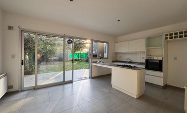 ALQUILER - Casa tipo Dúplex - 3 Dormitorios - 1 Estudio - B° Jardín Claret