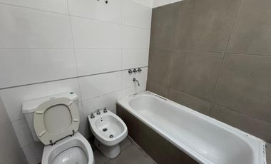 ALQUILER - Casa tipo Dúplex - 3 Dormitorios - 1 Estudio - B° Jardín Claret