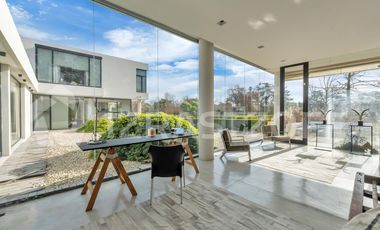 Casa en venta en Altos de Pilar. 10 ambientes. Lote 3100 m2