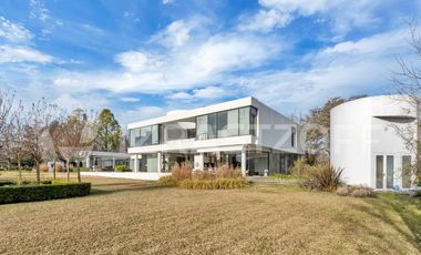 Casa en venta en Altos de Pilar. 10 ambientes. Lote 3100 m2