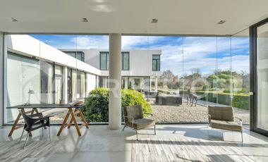 Casa en venta en Altos de Pilar. 10 ambientes. Lote 3100 m2
