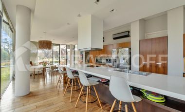 Casa en venta en Altos de Pilar. 10 ambientes. Lote 3100 m2