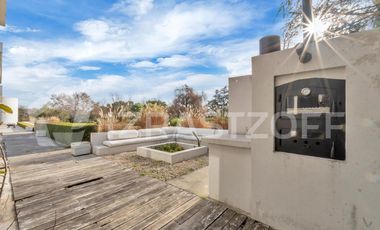 Casa en venta en Altos de Pilar. 10 ambientes. Lote 3100 m2