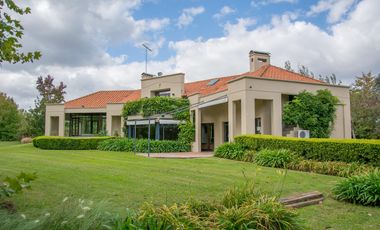 Casa en venta en Altos de Pilar. 10 ambientes. Lote 3100 m2