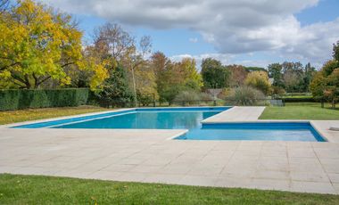 Casa en venta en Altos de Pilar. 10 ambientes. Lote 3100 m2