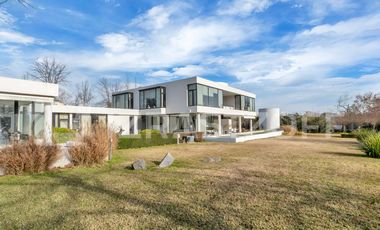 Casa en venta en Altos de Pilar. 10 ambientes. Lote 3100 m2