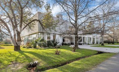 Casa en venta en Altos de Pilar. 10 ambientes. Lote 3100 m2