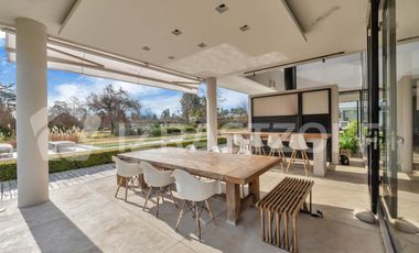 Casa en venta en Altos de Pilar. 10 ambientes. Lote 3100 m2