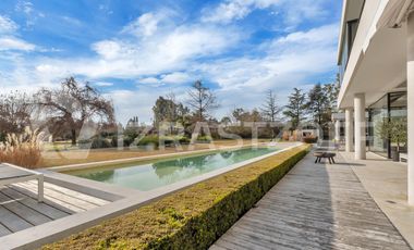 Casa en venta en Altos de Pilar. 10 ambientes. Lote 3100 m2