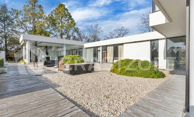 Casa en venta en Altos de Pilar. 10 ambientes. Lote 3100 m2