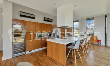 Casa en venta en Altos de Pilar. 10 ambientes. Lote 3100 m2
