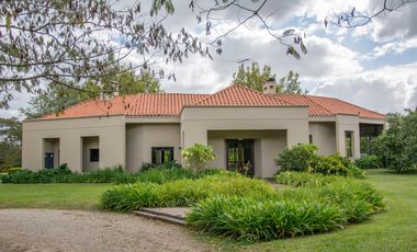 Casa en venta en Altos de Pilar. 10 ambientes. Lote 3100 m2