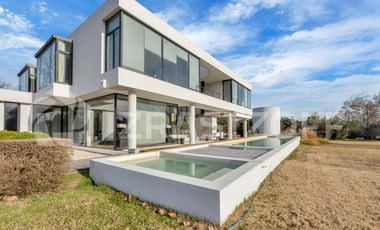 Casa en venta en Altos de Pilar. 10 ambientes. Lote 3100 m2