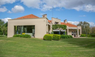 Casa en venta en Altos de Pilar. 10 ambientes. Lote 3100 m2